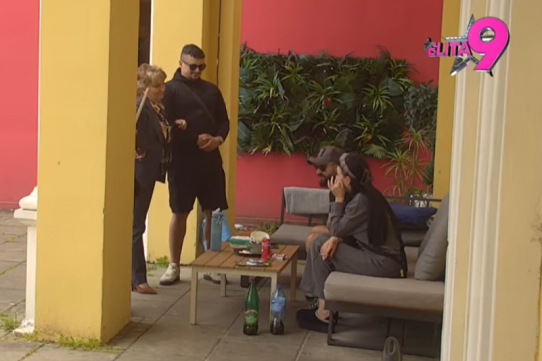 Anita pokazala Goci stomak