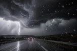 NEVREME TUTNJI SRBIJOM! Stižu grad, olujni vetrovi i nagli pad temperature: Na auto-putu se ne vidi prst pre okom, vozila stoje dok ne prođe haos
