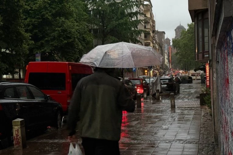 APKALIPTIČNO U BEOGRADU! Lije kao iz kabla - POGLEDAJTE DRAMATIČNE SNIMKE, JAK PLJUSAK SE SRUČIO NA PRESTONICU! (VIDEO)