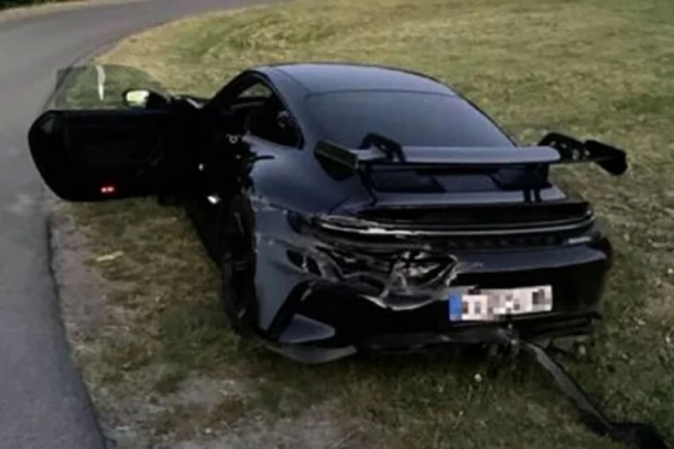 PRONAĐEN SKUPOCENI AUTOMOBIL SRPSKIH TABLICA! U toku potraga za vozačem! (FOTO)
