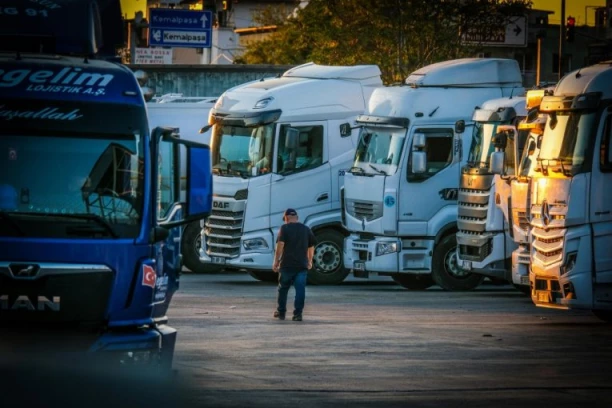 HITNO SE POVLAČI MANOV KAMION SA PUTEVA: Srpski vozači obratite pažnju - postoji rizik od požara!