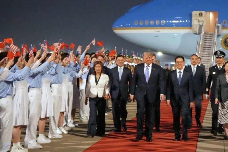 KONAČNO! TRAMP DOPUTOVAO U PEKING! Pogledajte kako je izgledao impozantan doček! (VIDEO)