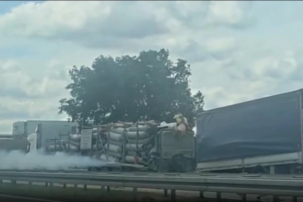 KAMION SLETEO S PUTA! Teška nesreća na auto-putu ka Beogradu