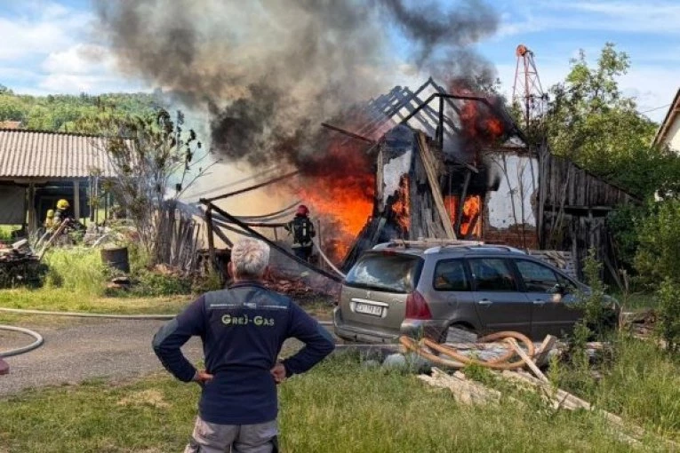OGROMAN POŽAR KOD ČAČKA! Vatrogasci i meštani se zajedno bore sa vatrom - PRETI OPASNOST DA PLAMEN SVE PROGUTA! (FOTO)