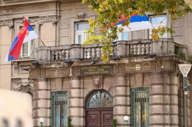 GRAD NIŠ DONEO VAŽNU ODLUKU! Zastave na jarbolima u svim niškim školama! (FOTO)