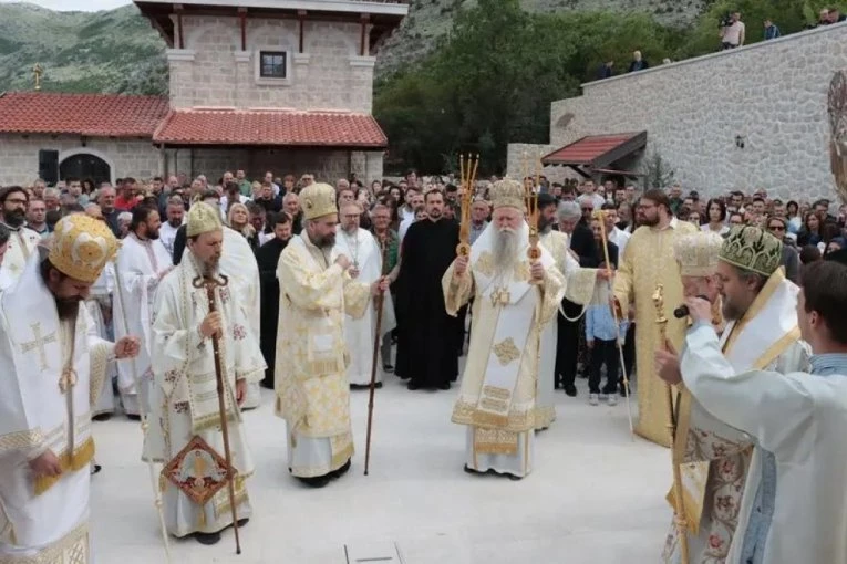 PRVA LITURGIJSKA PROSLAVA SVETE BLAŽENE ANE: Šestorica vladika, desetine sveštenika i hiljade vernika na obeležavanju praznika majke Svetog Vasilija Ostroškog