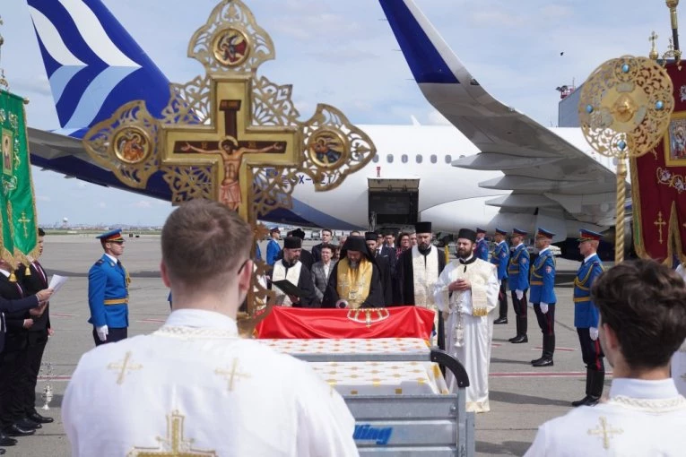 BEOGRAD SVEČANO DOČEKAO DUHOVNO BLAGO IZ HILANDARA: Na Aerodrom "Nikola Tesla" stigle najveće srpske svetinje sa Svete Gore (FOTO, VIDEO)