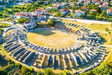 POZIVAJU NA UBISTVO I KLANJE SRBA! Skandalozni grafiti preplavili grad u Hrvatskoj! (FOTO)