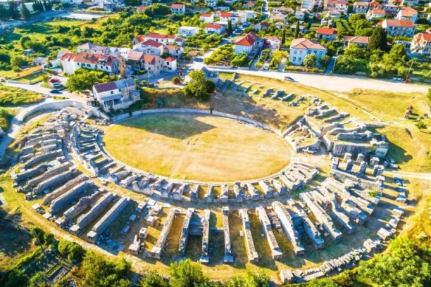 POZIVAJU NA UBISTVO I KLANJE SRBA! Skandalozni grafiti preplavili grad u Hrvatskoj! (FOTO)