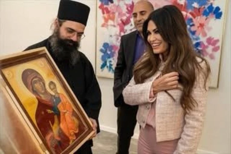 SVETOGORSKI MONASI DARIVALI IKONU BOGORODICE AMERIČKOJ AMBASADORKI: Bivša verenica Donalda Trampa Mlađeg oduševljena poklonom sa Svete gore