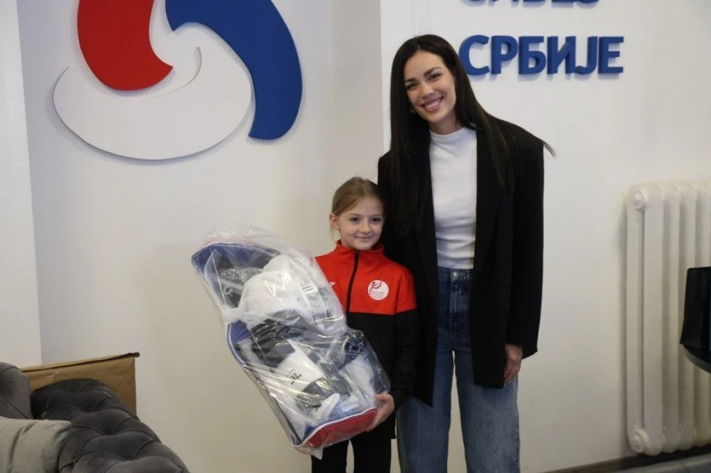 POKLON OD IDOLA: Natalija Ratković dobila je kompletnu opremu od Sportskog saveza Srbije, koju joj je uručila Tijana Bogdanović