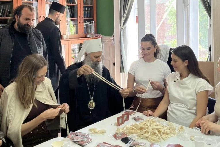 NA SPASOVDANSKOJ LITIJI BIĆE PODELJENO 300.000 OSVEŠTANIH TRAKICA: Patrijarh posetio volontere u završnim pripremama ovih svetih darova