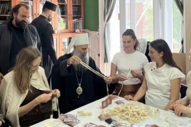 NA SPASOVDANSKOJ LITIJI BIĆE PODELJENO 300.000 OSVEŠTANIH TRAKICA: Patrijarh posetio volontere u završnim pripremama ovih svetih darova