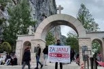 ŠEST DANA PEŠAČIO UPRKOS KIŠI I BOLU: Nakon 300 km Ivan stigao pod Ostrog da bi pomogao oboleloj devojčici Jani