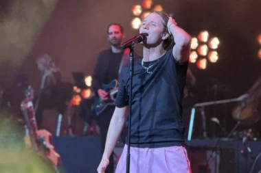JAKOV JOZINOVIĆ PREKINUO KONCERT ZBOG ĆERKICE MARIJE MIKIĆ! Emocije preplavile Plavu dvoranu, u prvim redovima NAJVEĆA IMENA ESTRADE! (VIDEO, GALERIJA)