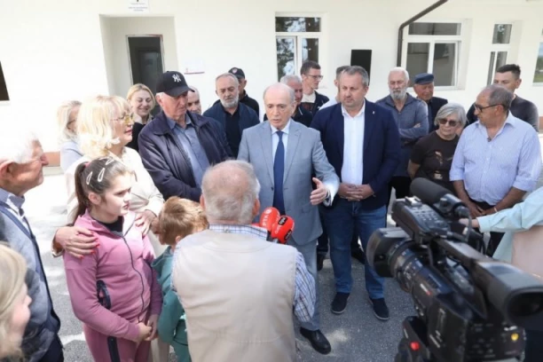 MINISTAR MILAN KRKOBABIĆ U POSETI ŠUMADIJSKOM MESTU CEROVAC KOD KRAGUJEVCA! I reči i dela za spas sela