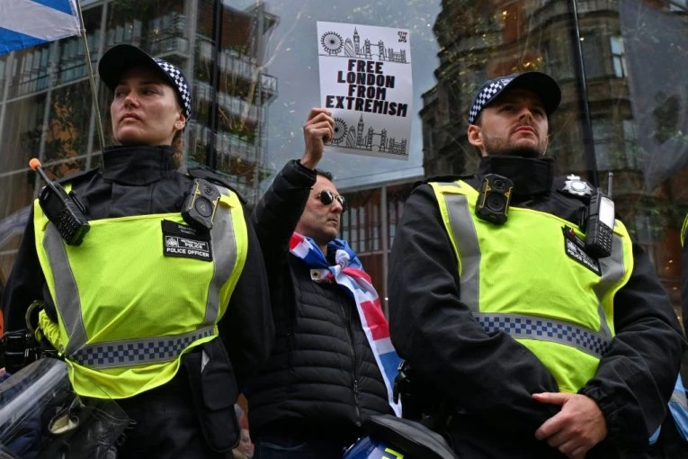 SVI ALARMI POPALJENI U ENGLESKOJ! Demonstranti ustali protiv vlade: Stotine hiljada ljudi krenule ka Dauning stritu!