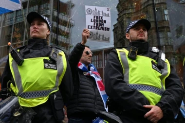 SVI ALARMI POPALJENI U ENGLESKOJ! Demonstranti ustali protiv vlade: Stotine hiljada ljudi krenule ka Dauning stritu!