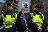 SVI ALARMI POPALJENI U ENGLESKOJ! Demonstranti ustali protiv vlade: Stotine hiljada ljudi krenule ka Dauning stritu!