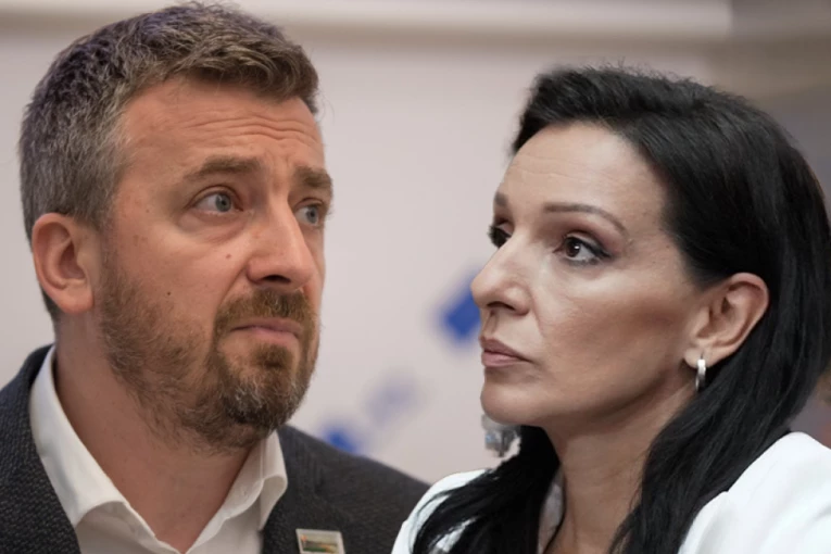 TOTALNI RAT IZMEĐU ĐILASOVACA I ŠOLAKOVACA! Marinika zabila nož u leđa Georgievu! (FOTO)