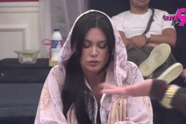 HITNO ZAUSTAVLJEN PROGRAM, STANIJA DOBILA NAPAD UŽIVO NA PINKU: Neviđena histerije, starleta totalno van kontrole!