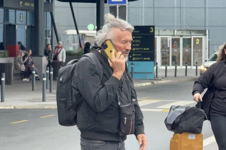 MACA SAV TREPERI, STRASNO GA LJUBI 20 GODINA MLAĐA! Glumca na aerodromu pokupila supruga, SVIMA PALE VILICE! (VIDEO, GALERIJA)