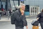 MACA SAV TREPERI, STRASNO GA LJUBI 20 GODINA MLAĐA! Glumca na aerodromu pokupila supruga, SVIMA PALE VILICE! (VIDEO, GALERIJA)