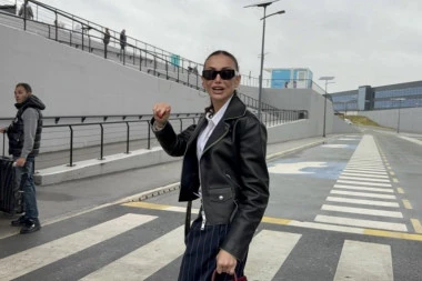 EMINA JAHOVIĆ SE BACILA POD AUTOBUS ZBOG NOVINARA! Drama na aerodromu, za dlaku izbegnut INCIDENT! (VIDEO, FOTO)