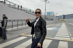 EMINA JAHOVIĆ SE BACILA POD AUTOBUS ZBOG NOVINARA! Drama na aerodromu, za dlaku izbegnut INCIDENT! (VIDEO, FOTO)
