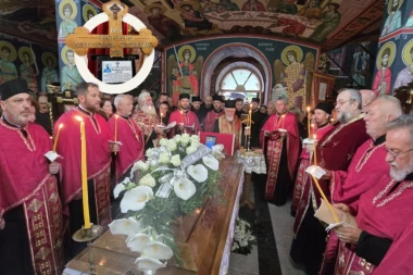 NEĆEMO ZABORAVITI OVO OPELO, I TO DA ŠKOLSKOG DRUGA PRVOGA ŠALJEMO U BOŽJE NARUČJE: Potresne reči jeromonaha Nikolaja na sahrani mladog sveštenika Bogdana