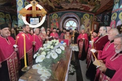 NEĆEMO ZABORAVITI OVO OPELO, I TO DA ŠKOLSKOG DRUGA PRVOGA ŠALJEMO U BOŽJE NARUČJE: Potresne reči jeromonaha Nikolaja na sahrani mladog sveštenika Bogdana