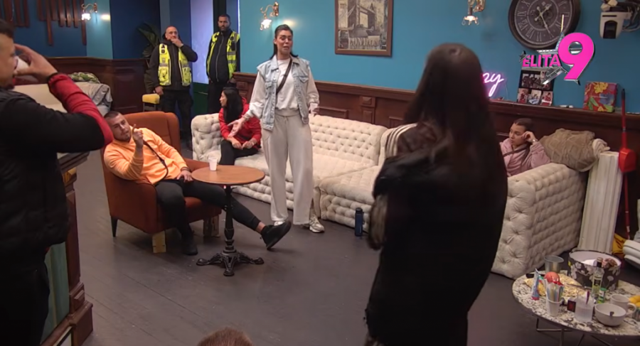 UZNEMIRUJUĆE - MINA VRBAŠKI POLILA OBEZBEĐENJE! Doživela nervni slom, BACALA sve u pabu! POKUŠALI DA JE OBUZDAJU! (VIDEO)