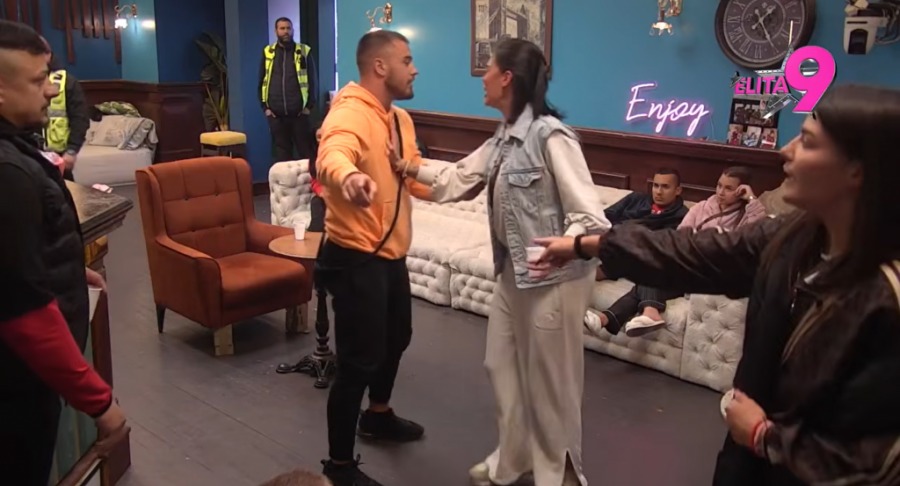 UZNEMIRUJUĆE - MINA VRBAŠKI POLILA OBEZBEĐENJE! Doživela nervni slom, BACALA sve u pabu! POKUŠALI DA JE OBUZDAJU! (VIDEO)
