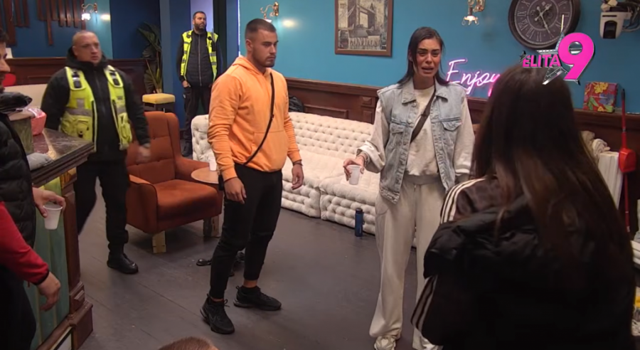 UZNEMIRUJUĆE - MINA VRBAŠKI POLILA OBEZBEĐENJE! Doživela nervni slom, BACALA sve u pabu! POKUŠALI DA JE OBUZDAJU! (VIDEO)