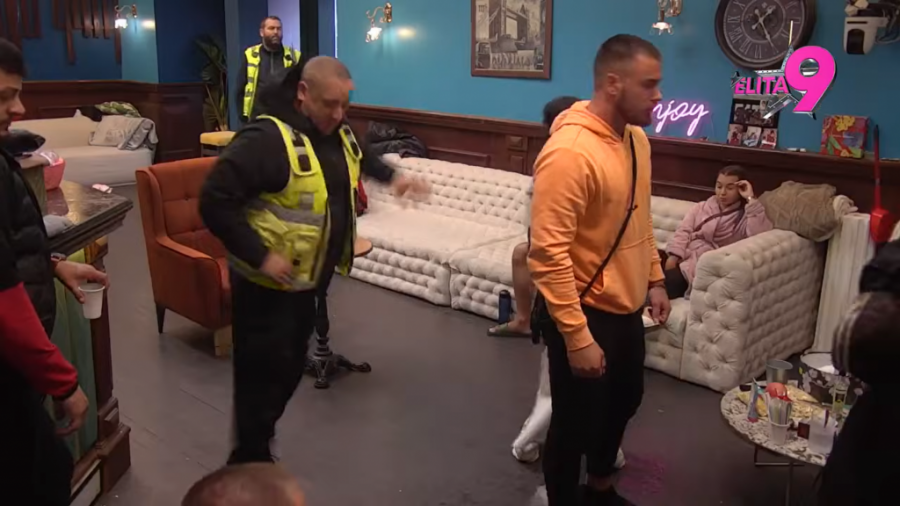 UZNEMIRUJUĆE - MINA VRBAŠKI POLILA OBEZBEĐENJE! Doživela nervni slom, BACALA sve u pabu! POKUŠALI DA JE OBUZDAJU! (VIDEO)
