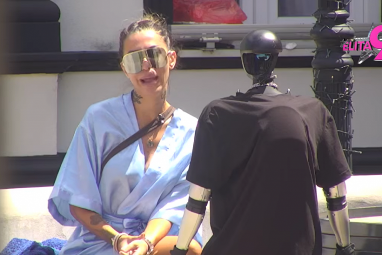 Aneli Ahmić i robot Toša