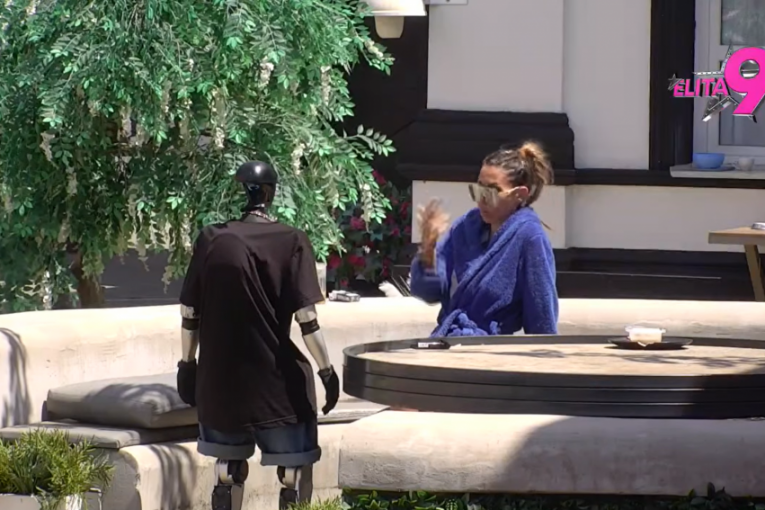 Aneli Ahmić i robot Toša