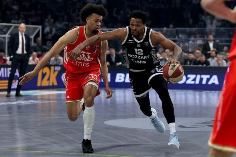 ŽESTOKA BORBA U ARENI: Vašington zapalio Arenu, Partizan u prednosti