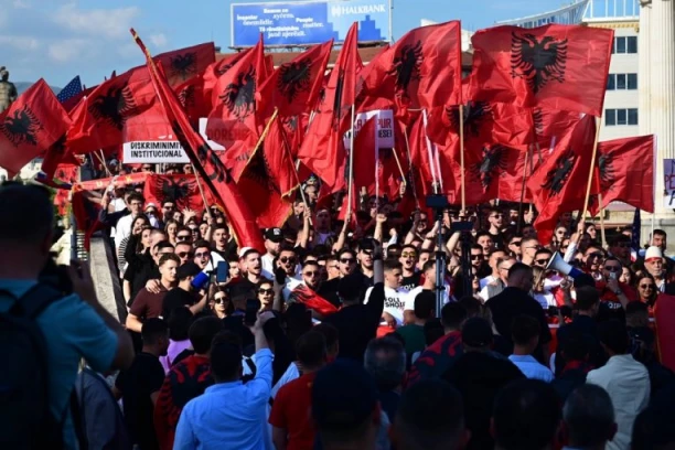 SKANDAL U SKOPLJU! Na protestu studenata Albanaca povici povezani sa OVK i albanske zastave!