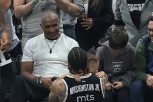 DA SE NAJEŽIŠ! Vašington pao na parket, a onda mu je sin poleteo u zagrljaj (VIDEO)