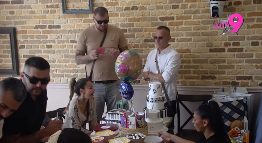 MIKIJU DUDIĆU UNETA INFORMACIJA IZ SPOLJNOG SVETA - Kamera u gužvi uspela da zabeleži PORUKU! (VIDEO)