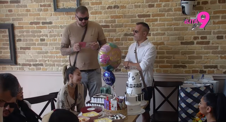 MIKIJU DUDIĆU UNETA INFORMACIJA IZ SPOLJNOG SVETA - Kamera u gužvi uspela da zabeleži PORUKU! (VIDEO)