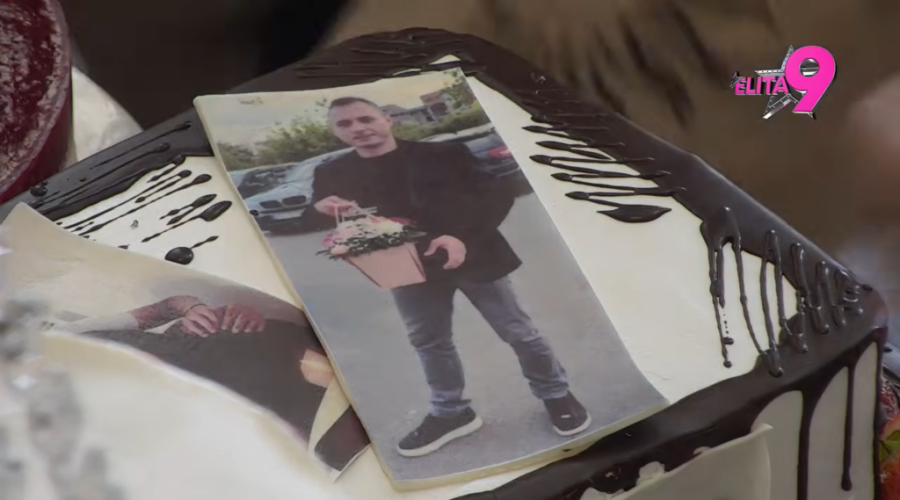 MIKIJU DUDIĆU UNETA INFORMACIJA IZ SPOLJNOG SVETA - Kamera u gužvi uspela da zabeleži PORUKU! (VIDEO)