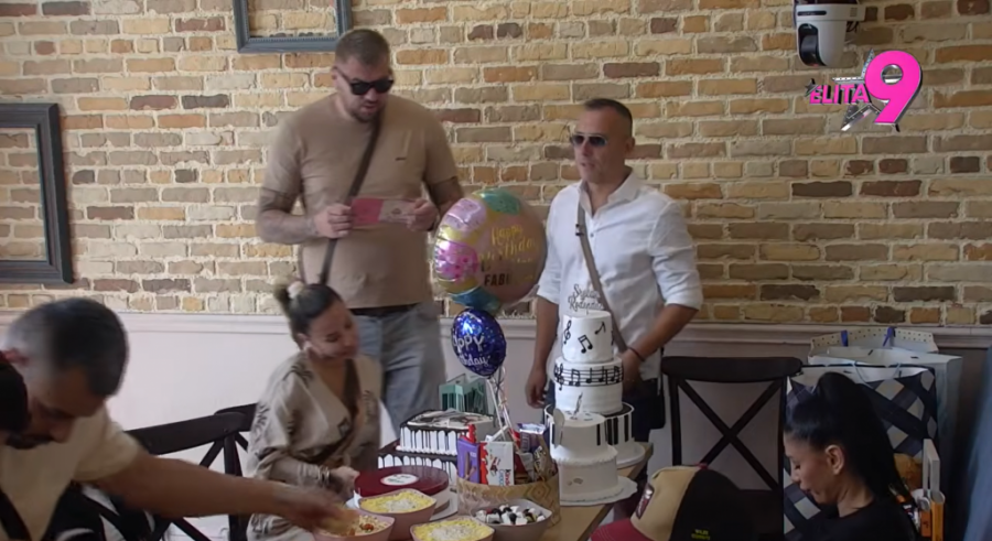MIKIJU DUDIĆU UNETA INFORMACIJA IZ SPOLJNOG SVETA - Kamera u gužvi uspela da zabeleži PORUKU! (VIDEO)