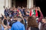 BUGARSKE MATURANTKINJE u haljinama punim šljokica zapalile mreže: "Ovo je Met gala s Temua!" (VIDEO)