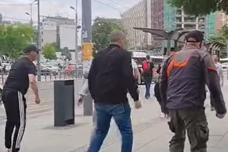Napad blokadera na SNS aktiviste