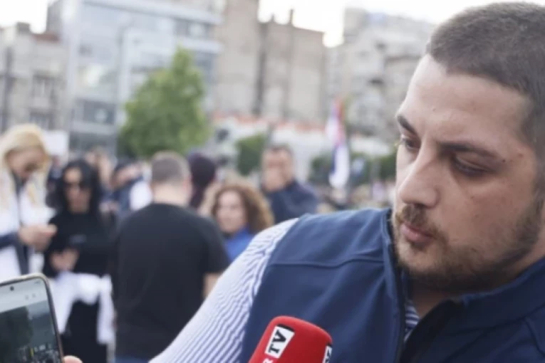 TROJE AKTIVISTA SNS U URGENTNOM! Detalji užasnog nasilja blokadera na Slaviji: Oglaasio se napadnuti mladić!