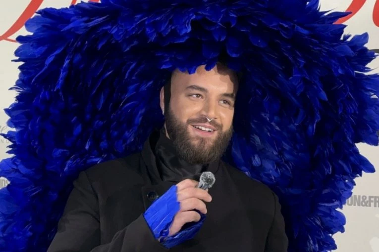 ŠTA MU JE TO NA GLAVI?! Nući stajlingom ZADAO DOMAĆI ZADATAK, svi gledaju plavo perje! (VIDEO, GALERIJA)
