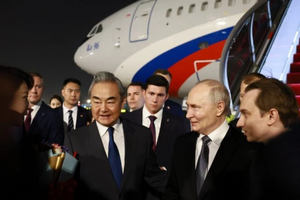 A GDE JE SI? Putin stigao u Kinu, a onda iznenađenje na aerodromu! OTKUD OVAJ ČOVEK UMESTO PREDSEDNIKA? (VIDEO)