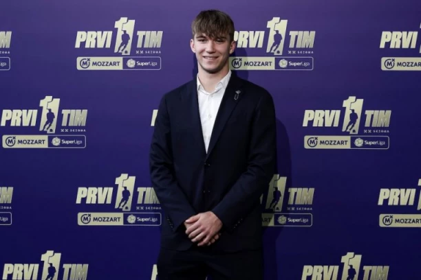 OBELEŽIO SEZONU! Paunović uručio veliko priznanje Zvezdinom detetu